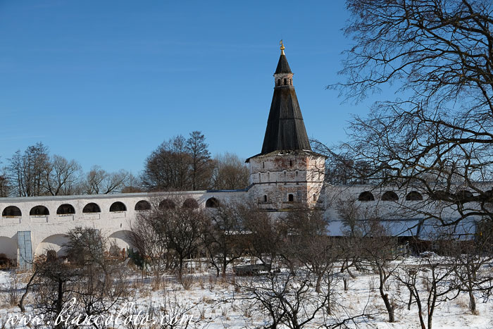 Стены Иосифо-Волоцкого монастыря