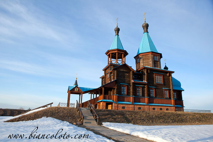 Храм и деревянный мост