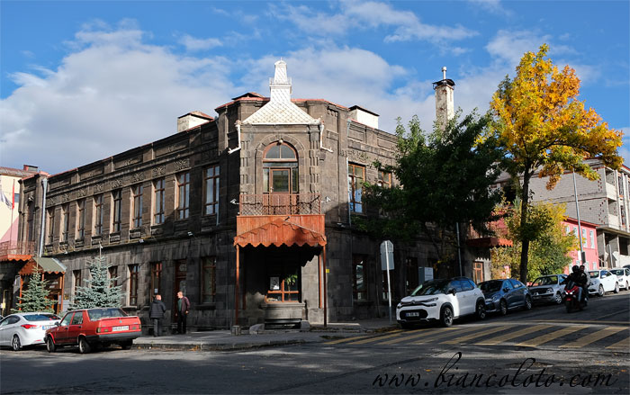 Старый  дом учителей . Карс