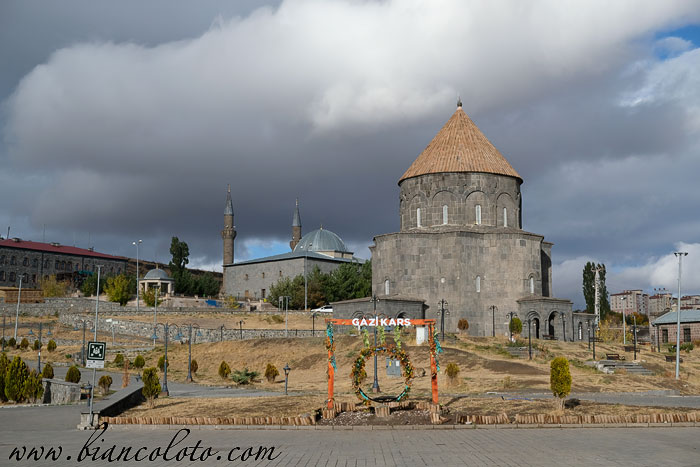 Церковь 12 Апостолов / Кюмбет мечеть.  Карс 