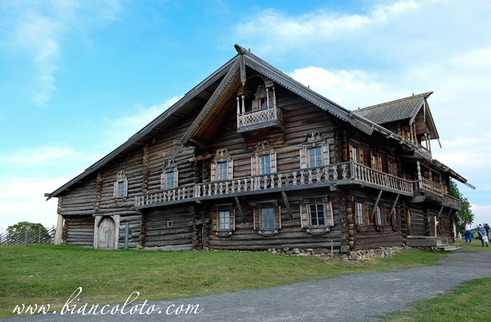 Деревянный дом на Кижи