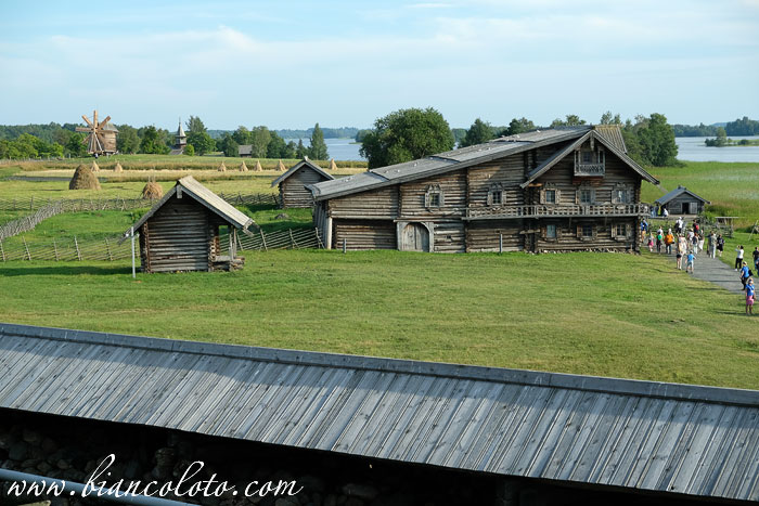 Деревянный дом на Кижи