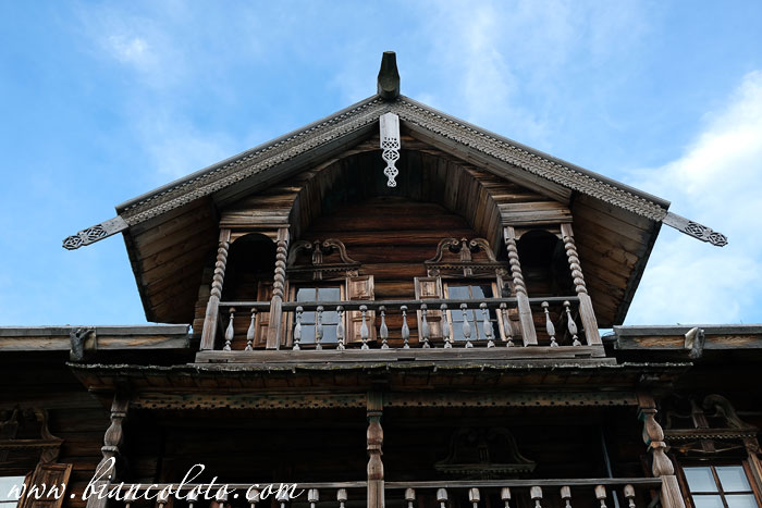 Деревянный балкон