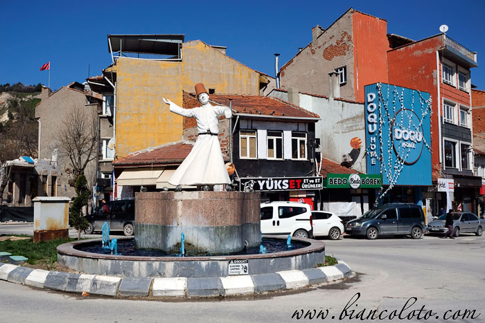 Дервиш перед мечетью Дёненлер - Мевлевихане. Кютахья