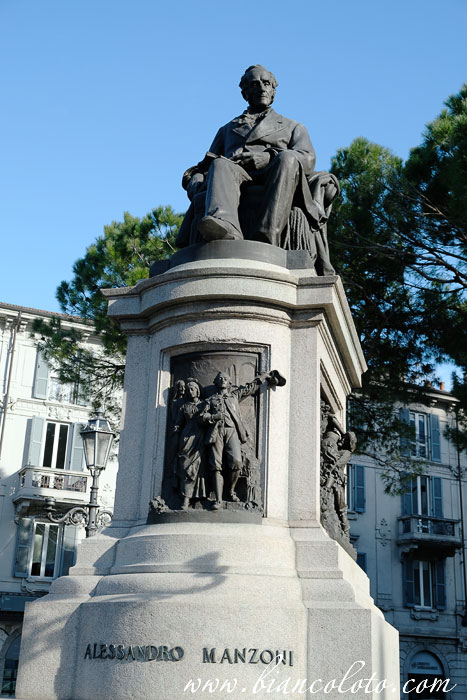 памятник Алессандро Мандзони