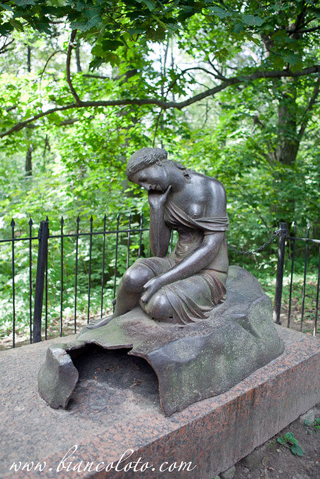 Скульптура «Дева с кувшином» 