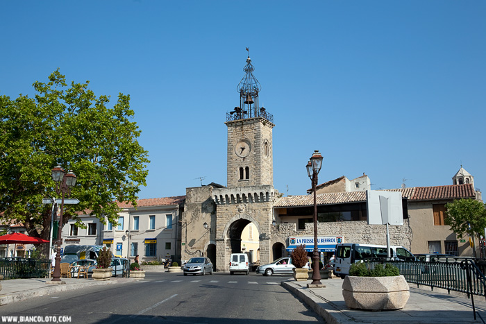 Въездные ворота с часами. Ле Тор