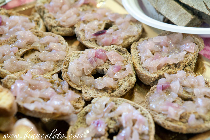 Хлеб Jermanu со сладким луком. Канноло