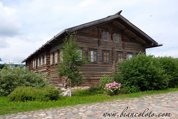 Старые избы в деревне Мандроги
