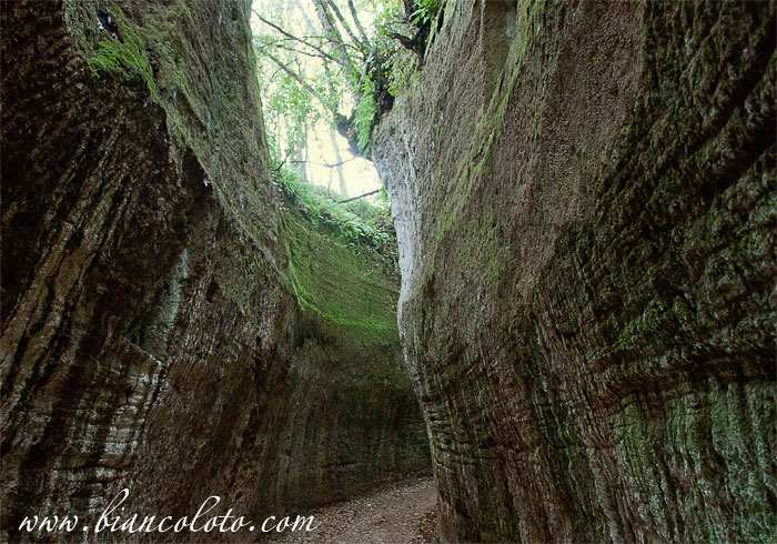 Дорога в скале