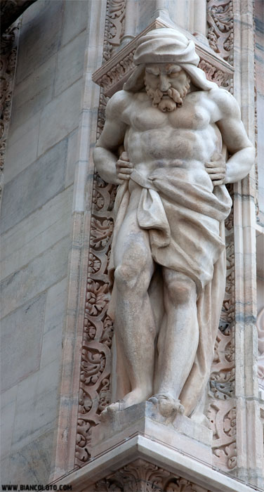 Статуя собора.