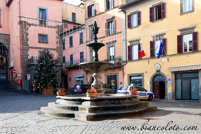 Фонтан на площади. Монтефьясконе