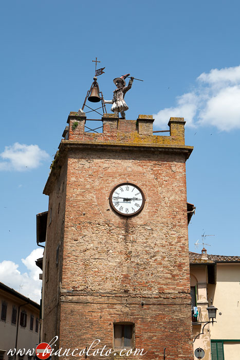 Часовая башня Пульчинелла. Монтепульчано. Тоскана. Италия