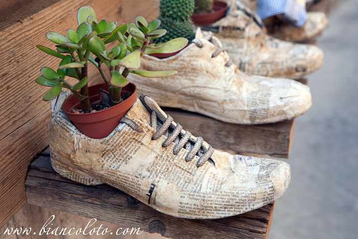 Обувной магазин на улице Монтепульчано. Тоскана. Италия