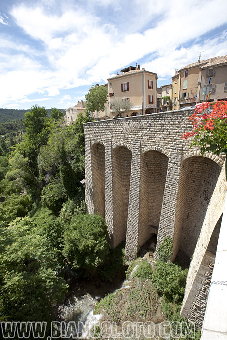 Мутье-Сент-Мари (Moustiers-Sainte-Marie)