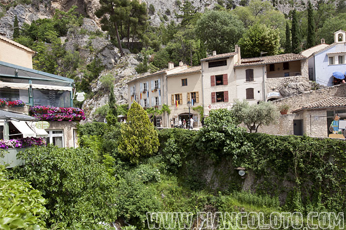 Мутье-Сент-Мари (Moustiers-Sainte-Marie)