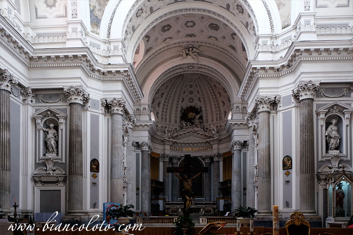 Интерьер базилики Сантиссима Аннунциата Маджоре