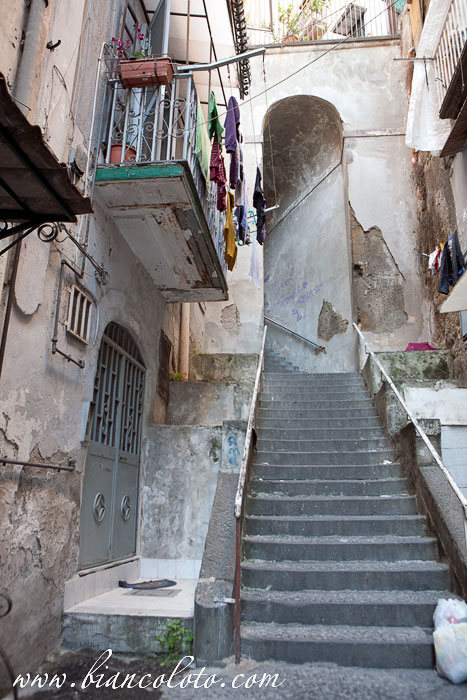 Улица-лестница в районе Санита'. Неаполь