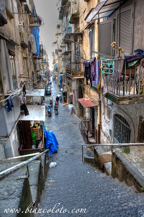 Улица в районе Санита'. Неаполь