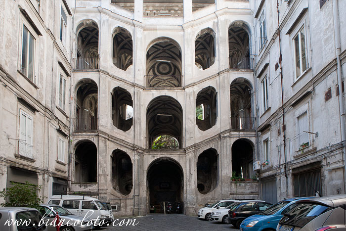 Палаццо Санфеличе. Неаполь