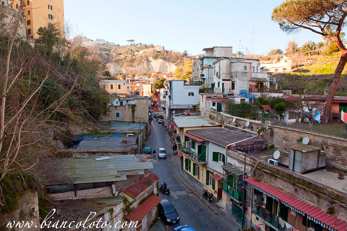 Последний взгляд на улицу, ведущую к кладбищу.  Неаполь