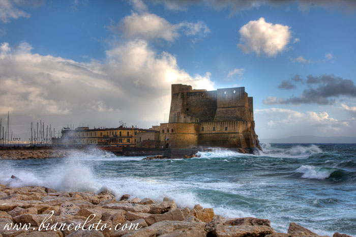Замок Яйца в Неаполе