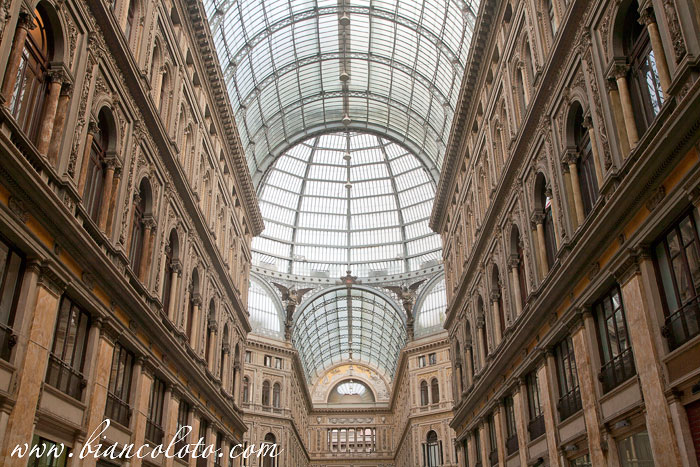 Галерея Умберто  I в Неаполе