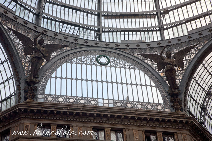 Окно в галерее Умберто  I в Неаполе