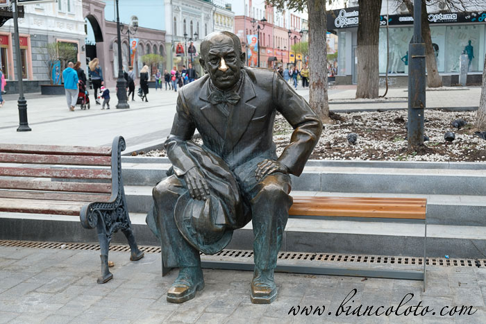 Статуя Евгения Евстигнеева