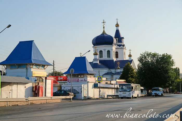Азовский рынок и церковь