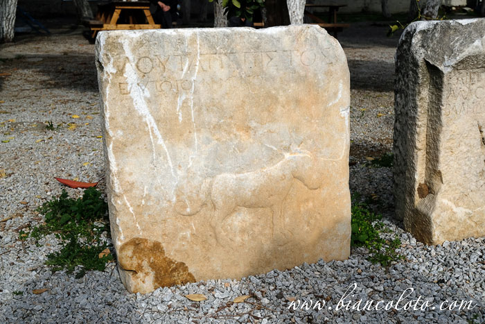 Надгробие с собакой