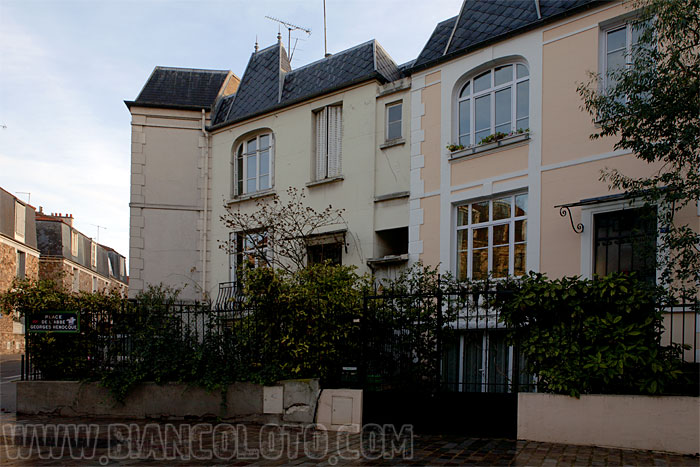 Площадь de l'Abbe-Georges-Henocque. Париж