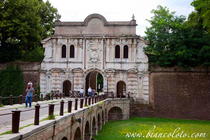 Центральный вход в пармскую обитель