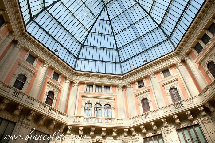 Геометрическая галерея крытого рынка недалеко от площади Победы.