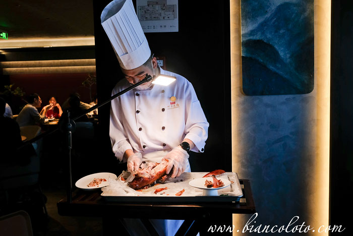 Повар разделывает утку по-пекински