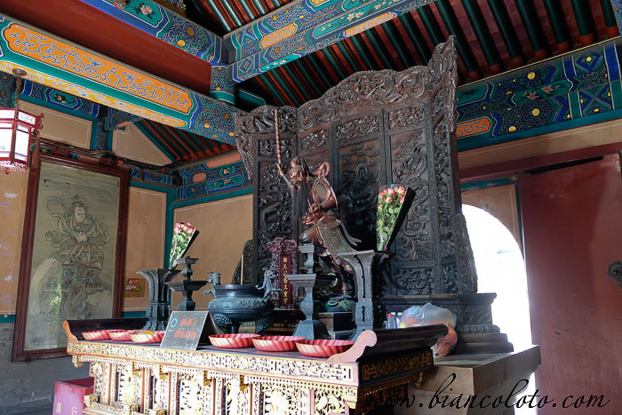 Статуя Ван Лин Гуаня. Храм Белых облаков (Байюньгуань)