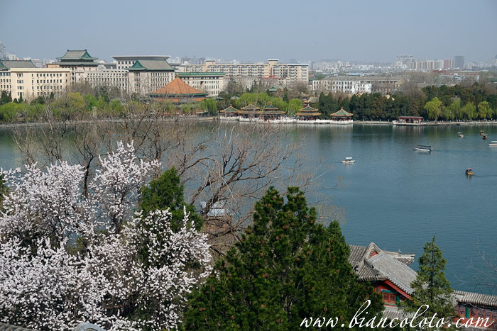 Вид на озеро и город. Императорский парк Бэйхай