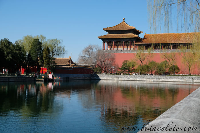 Ров с водой. Запретный город