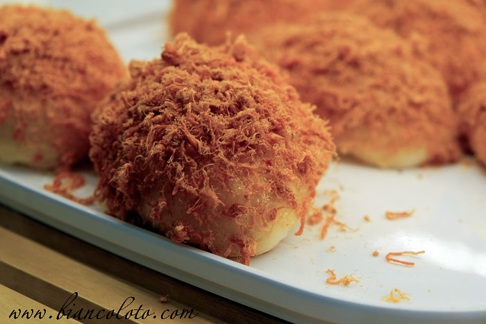 Булочка со свинными шкварками