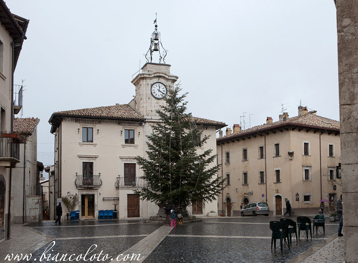 Piazza Municipio. Пескокостанцо