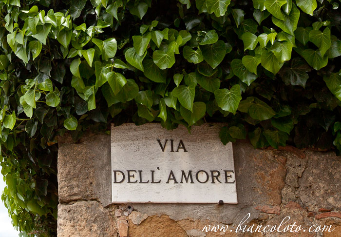 Улица Любви в Пьенце. Тоскана. Италия