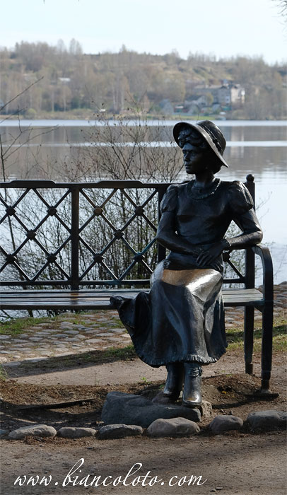 Скульптура Дачница