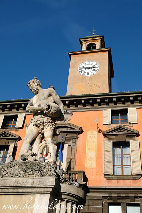 Палаццо Монте и статуя Кростоло