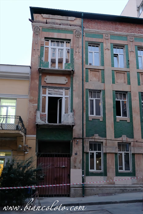 Кирпичный модерн с кабанчиком и валькириями