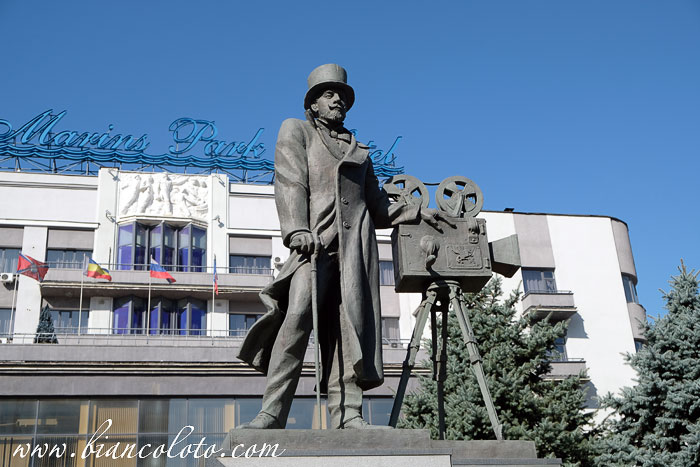 Памятник Александру Ханжонкову
