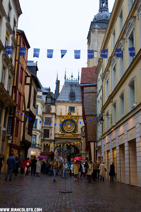 Руан, улица Часов (rue du Gross Horloge) 