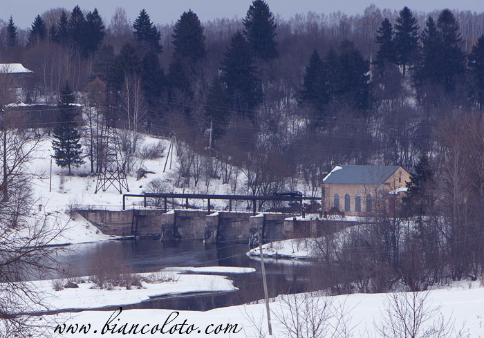 Вид на Горбовскую ГЭС со стороны водохранилища. 