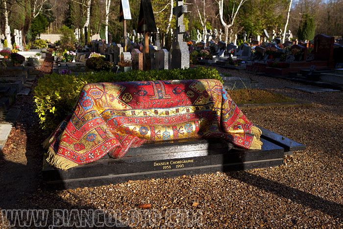 Могила Рудольфа Нуреева. Кладбище Сен-Женевьев-де-Буа.