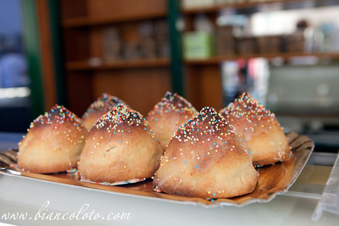 Minna di virgini («грудь монашки»)