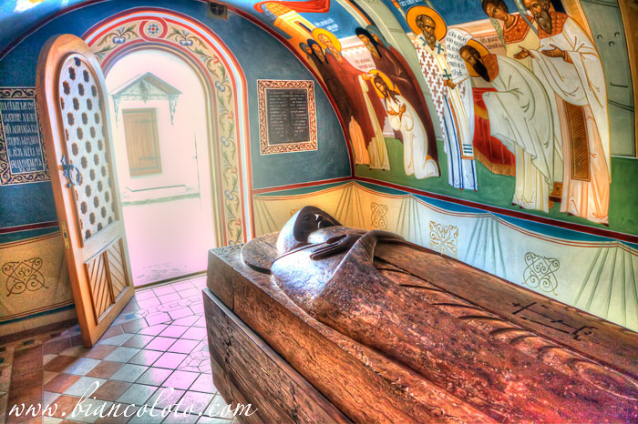 Серпухов, Высоцкий монастырь. Современное надгробие над местом обретения мощей преподобного Афанасия Младшего. 